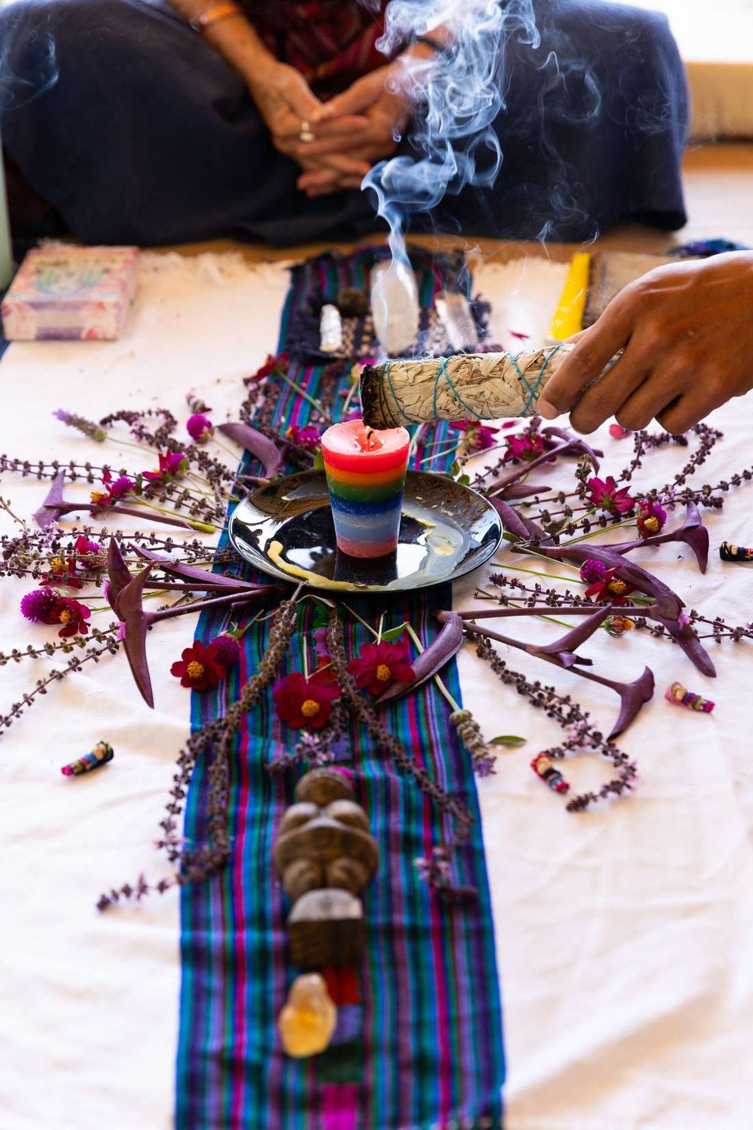 Altar mit Kerzen und Kräutern für die Limpia