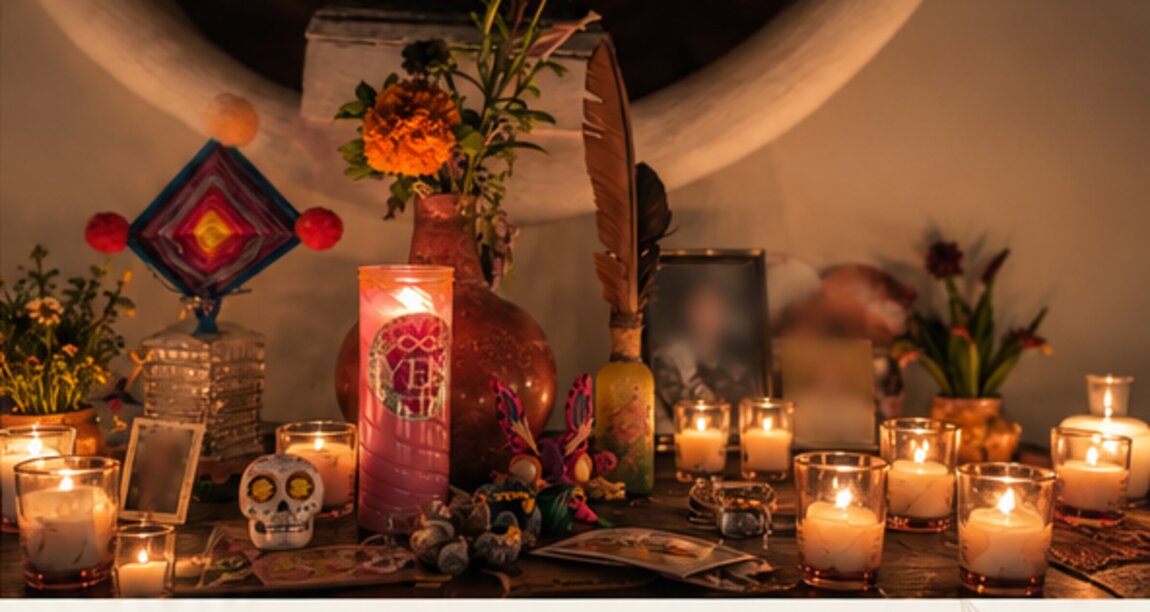Ahnenaltar mit Kerzen und Blumen